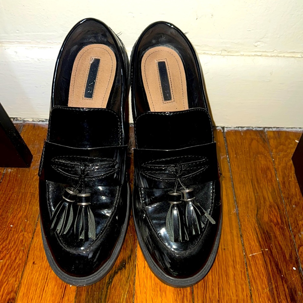 Tahari brand, loafers, shiny black, cute vintage details.